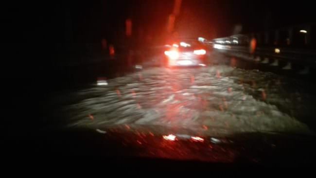 Sicilia nella morsa del maltempo, strade allagate e automobilisti in panne. Tromba marina nel Trapanese – VIDEO