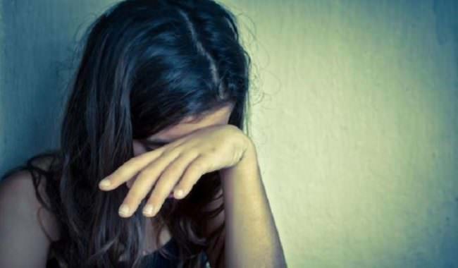 Si sporca di sangue a causa del ciclo mestruale, 15enne umiliata dall’insegnante torna a casa e si impicca