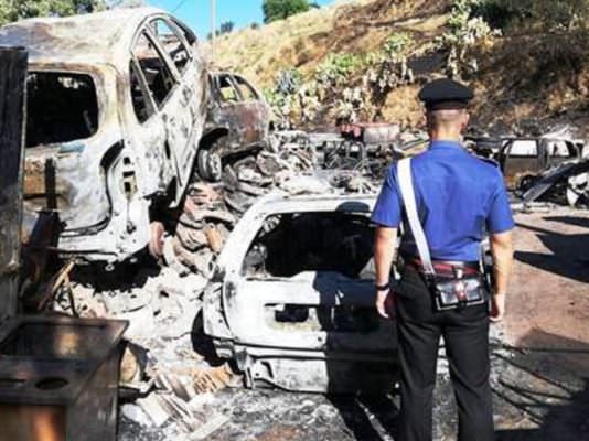 Incendio nel Catanese, scoperto fondo agricolo con auto da rottamare e rifiuti speciali: denunciato 67enne