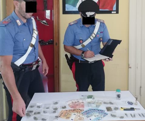 Spaccio di droga tra coetanei: 16enne beccato e arrestato