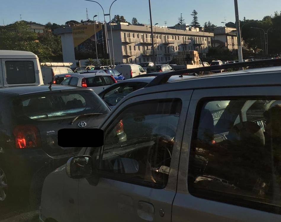 Catania, code lunghissime nelle strade: posti di blocco per autisti e pedoni – IL VIDEO