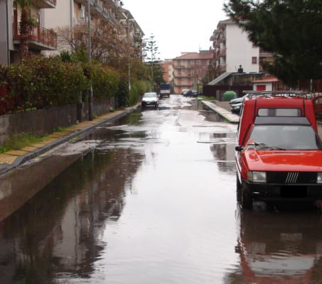 Piogge a Catania, la pulizia dei tombini riduce i disagi nella IV municipalità ma l’attenzione rimane alta