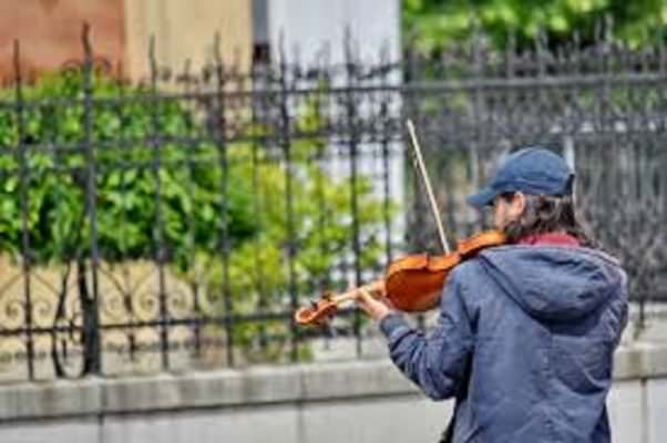 Dalla serenata alla secchiata (d’acqua), dedica canzone all’innamorata sotto casa: il vicino non apprezza