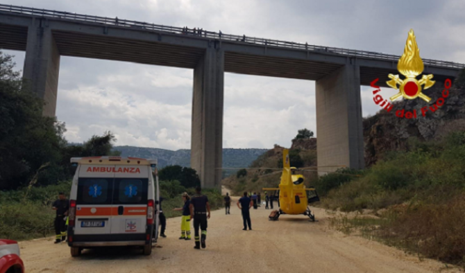Si lancia dal cavalcavia, muore dopo un volo di 40 metri: vittima un 33enne