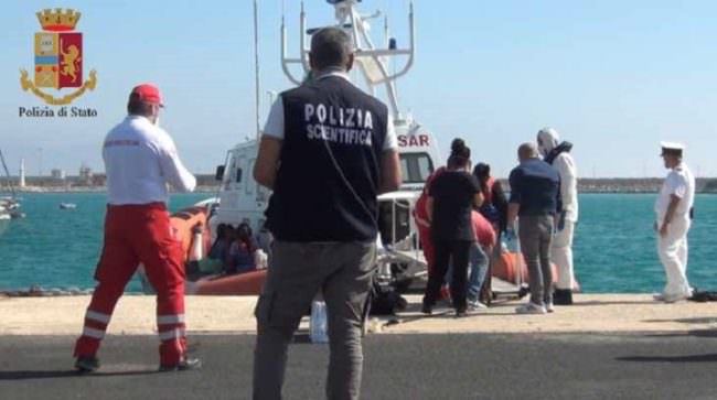 “In ginocchio e schiaffeggiatevi”. Migranti tentano la fuga, il poliziotto li umilia: aperta inchiesta