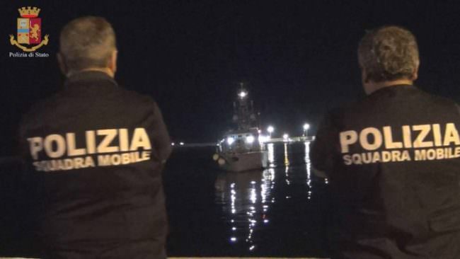 Da Lampedusa a Siculiana, trasferiti altri 32 migranti: protestano dai balconi i cittadini