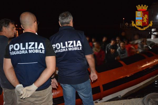 Continuano gli sbarchi in Sicilia, fermato uno scafista tunisino: è accusato di immigrazione clandestina