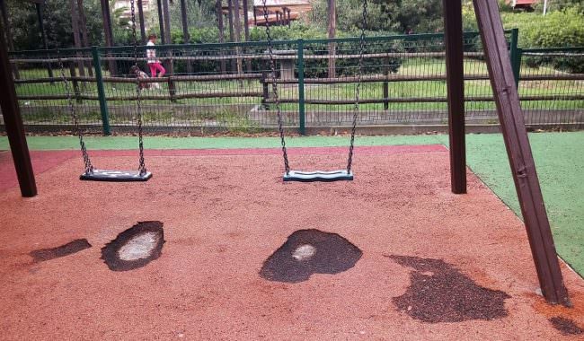 Quartiere Borgo-Sanzio, parco giochi ed area verde pericolose per i più piccoli. Cerri: “Chiediamo interventi immediati”