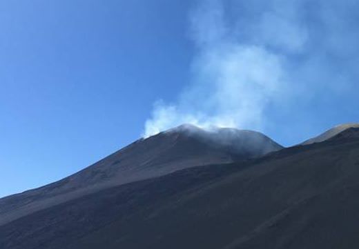 L'ETNA TORNA A FARSI SENTIRE, DISAGI PER I VOLI