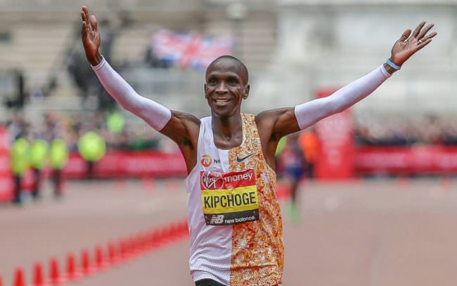 ELIUD KIPCHOGE ABBATTE IL MURO DELLE 2 ORE, MARATONA IN 1h59'40″