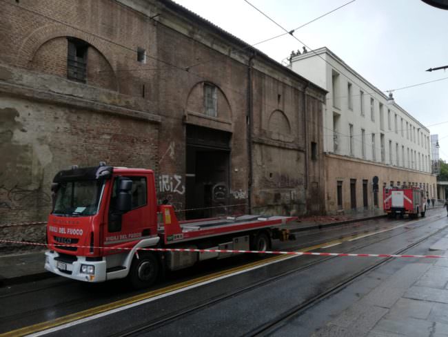 TORINO, IL ROGO ALLA CAVALLERIZZA FUORI DALL'AREA UNESCO