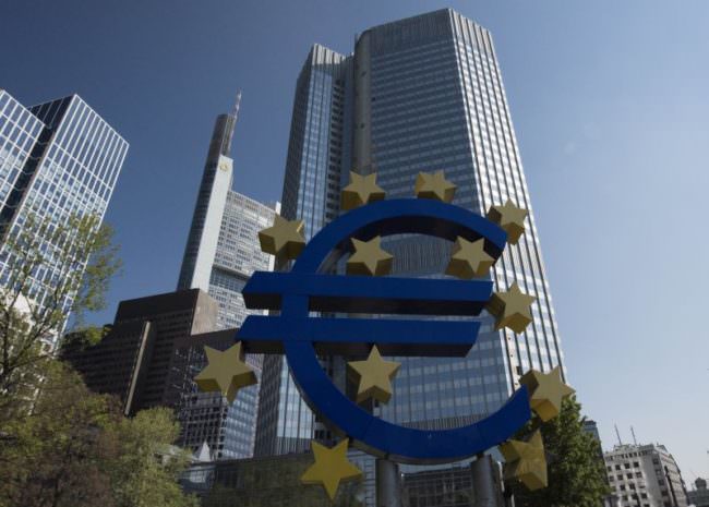LA BCE LASCIA I TASSI INVARIATI, DA NOVEMBRE RIPRENDE QE