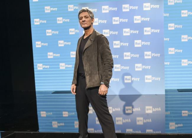 FIORELLO RIPARTE DA RAIPLAY “A QUASI 60 ANNI SONO IL NUOVO CHE AVANZA!”