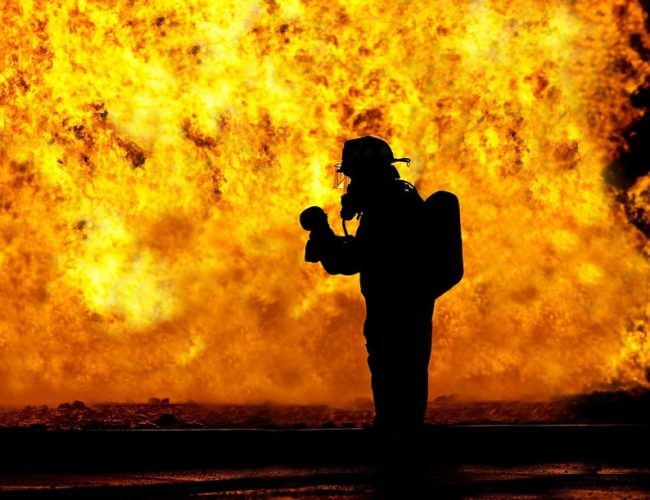 IN CALIFORNIA CONTINUA LA BATTAGLIA CONTRO GLI INCENDI