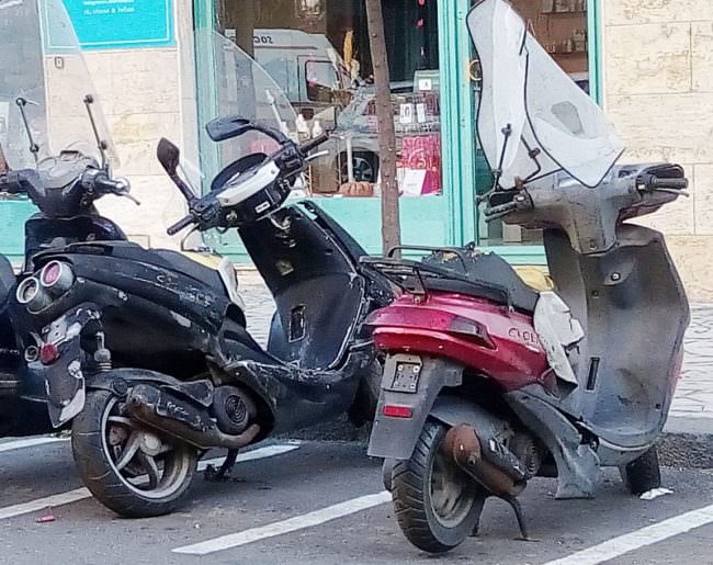 Scooter abbandonati in ogni angolo di Catania… degrado e disagio tra i residenti