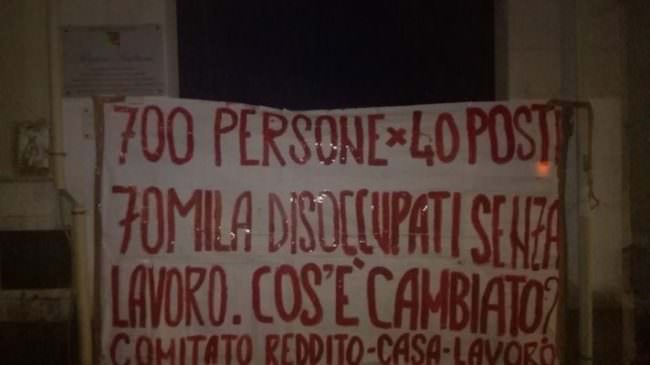 Catania, striscione all’ufficio provinciale del lavoro di via Coviello: “70mila disoccupati senza lavoro. Dov’è il cambiamento?”