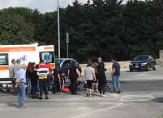 Scontro auto-scooter nella zona della piscina comunale: feriti due giovanissimi