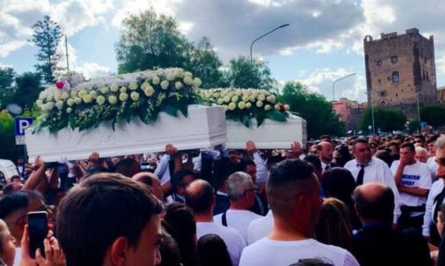 Strage nel Catanese: volti straziati dalla lacrime per l’ultimo saluto a Erika, Salvatore, Manuel e Lucrezia
