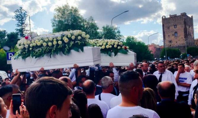 Strage nel Catanese: volti straziati dalla lacrime per l’ultimo saluto a Erika, Salvatore, Manuel e Lucrezia