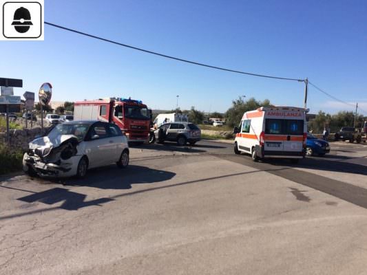 Paura in mattinata, violento scontro tra due auto: tre feriti, quattro ambulanze sul posto