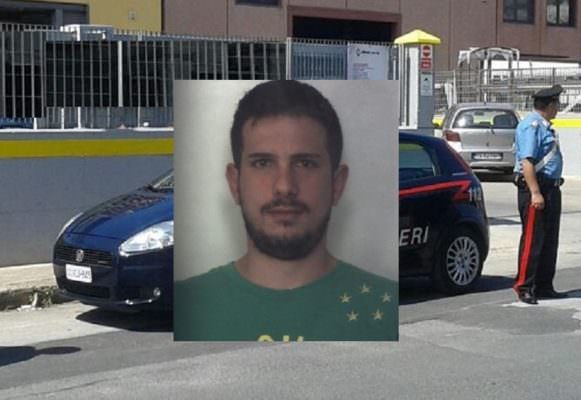 Violazione dei domiciliari, esce di casa e ospita altre persone senza autorizzazione: arrestato 25enne