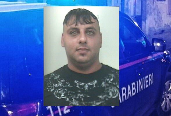 Pericoloso inseguimento in auto in centro, per scappare dagli agenti si fionda sui passanti: arrestato 30enne