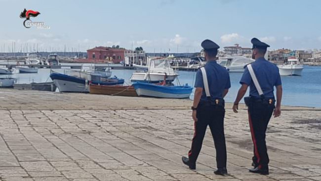 Minorenni tentano di rubare gommone da lussuoso yacht: arrestati