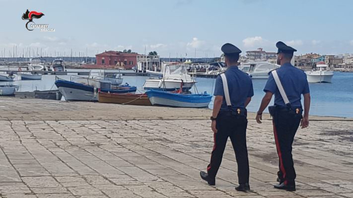 Minorenni tentano di rubare gommone da lussuoso yacht: arrestati