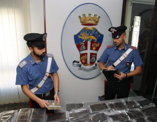 Hashish e marijuana in auto: quattro persone in manette – VIDEO