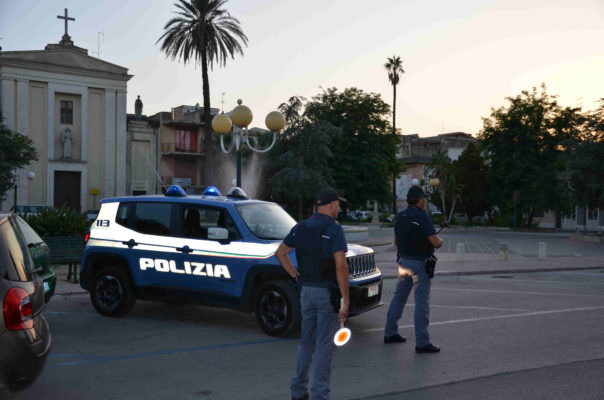 Le sfila il portafoglio e ruba i contanti, poi svuota il conto corrente: in manette 57enne