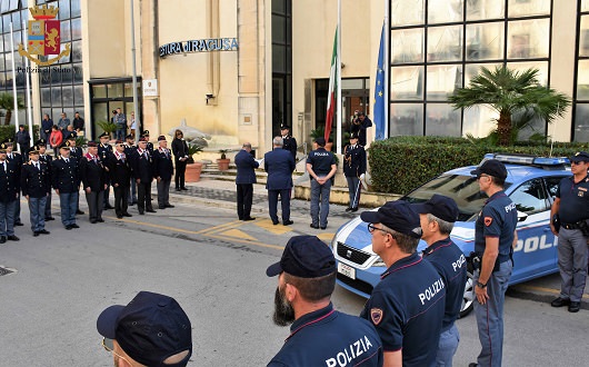 Funerali agenti uccisi a Trieste: poliziotti siciliani si uniscono in preghiera – FOTO