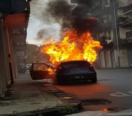 Panico nel Catanese, Fiat Punto in fiamme in via Luigi Capuana: rogo minaccia le abitazioni