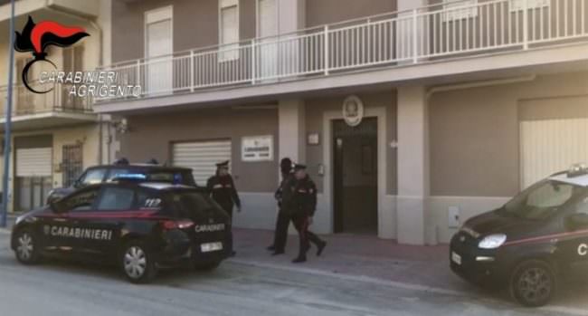 Giovane extracomunitario aggredisce coppia di anziani. Arrestato dai carabienieri – VIDEO