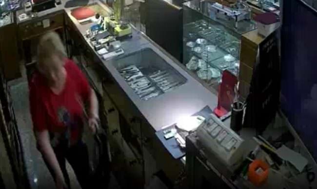 Madre e figlio catanesi specialisti nei furti in gioielleria: un colpo da 15mila euro – FOTO e VIDEO