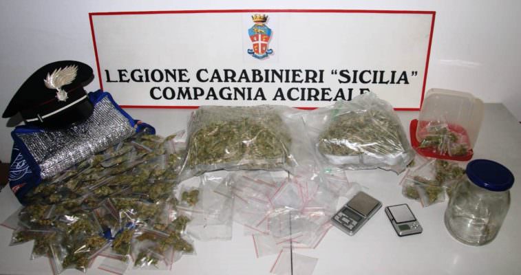 Acireale, 15enne sorpreso a spacciare a scuola: denunciato. Arrestato 24enne sorpreso con 194 dosi di marijuana