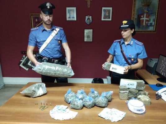 Chili di droga e munizioni per armi, cugini di spaccio perquisiti e arrestati