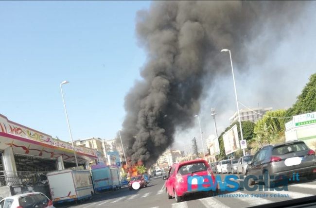 Paura al lungomare di Catania, nube di fumo nero: in fiamme camion dei panini – LE FOTO