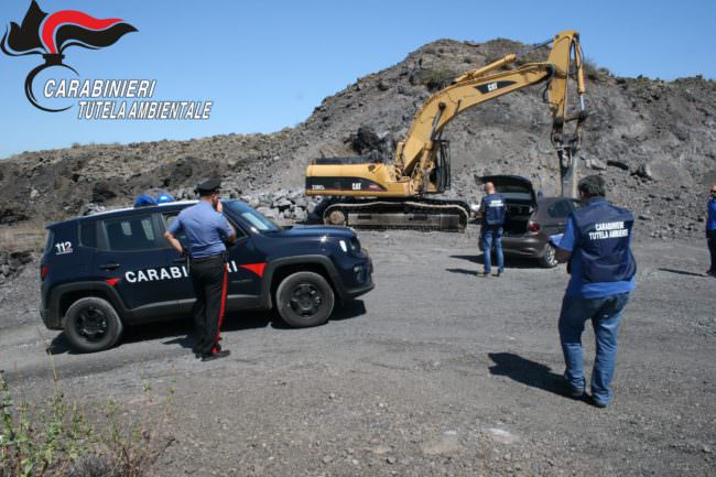 Parco dell’Etna, irruzione in maxi cava abusiva: titolare 59enne denunciata, mezzi sequestrati