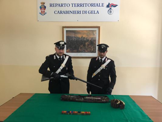 Fucile da caccia con matricola abrasa nascosto tra balle di fieno in azienda agricola: arrestato allevatore 24enne