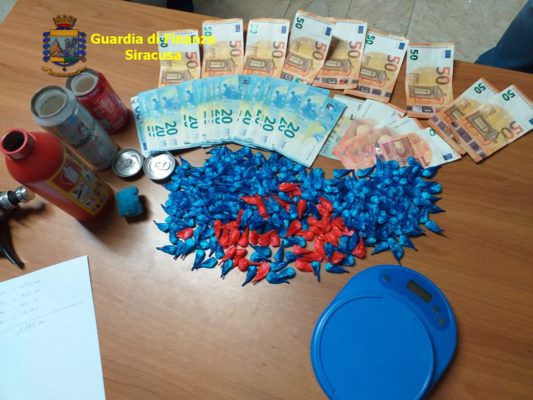 Spacciava nonostante il Reddito di Cittadinanza, contanti e droga a bordo della sua Porsche: arrestato