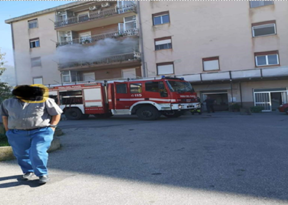 Panico in condominio, fiamme in appartamento: agenti salvano anziana disabile e il marito