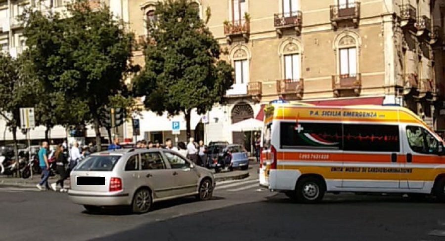 Incidente a Catania, schianto tra moto e minicar in piazza Trento: centauro in ospedale, traffico in tilt