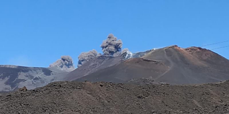Etna, si intensifica l’emissione di cenere dal cratere di Nord-Est. Nessun disagio al Fontanarossa