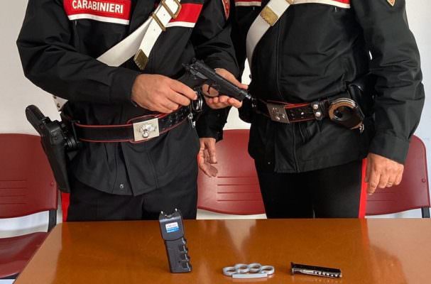 Nascondeva una pistola clandestina nel cassetto del comodino: arrestato 49enne
