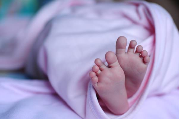Nascita “particolare” in Sicilia, bimba nasce prima dell’arrivo dell’elisoccorso: fiocco rosa a Lipari