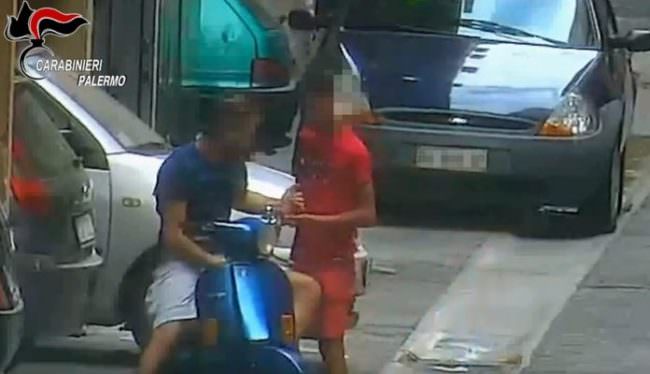 Quasi 600 episodi di spaccio anche davanti ai bambini: 10 arresti, tra cui 3 minorenni – VIDEO