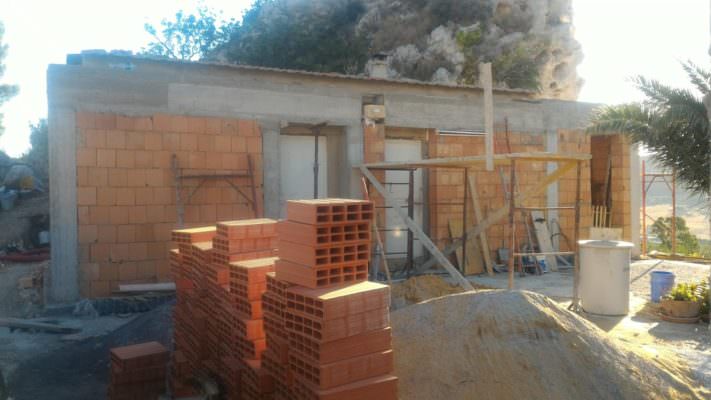 Cantiere abusivo in area protetta, deferita coppia di coniugi