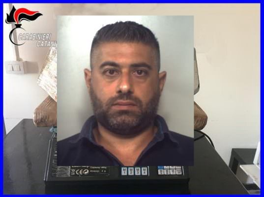 Catania, tenta di fuggire a controllo ma finisce in strada senza sbocco: arrestato corriere con 6 chili di cocaina pura