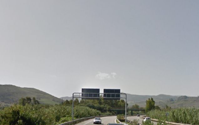 Incidente sulla A19, mezzo pesante si ribalta in direzione Catania: paura per il conducente, traffico deviato