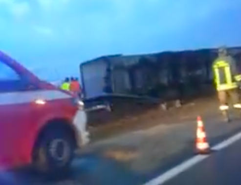 Incidente sulla Tangenziale di Catania, tir si ribalta e invade carreggiata: lunghe code, soccorritori sul posto